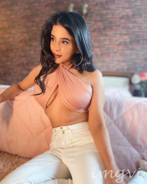 Aware that I am rare✨
.
Stylist: my sister??
.
#scarftop #instapic #candid #homeshoot #pink #whitejeans #sakshiagarwal #biggboss #kollywood #mollywood #actresslife #stayhome